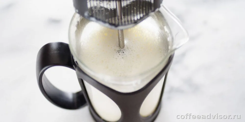 Как вспенить молоко для кофе дома без паровика и капучинатора