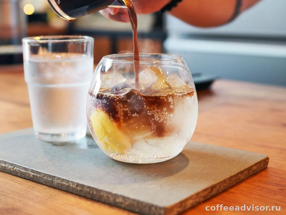 Кофе с минералкой, эспрессо-тоник и swicy-вариации: самые странные, но модные кофейные напитки 2026